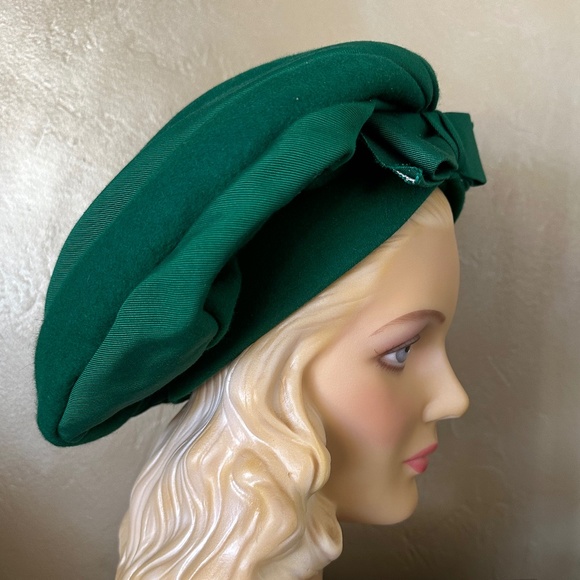SPLENDID 1960s' DESIGNER EMERALD GREEN TAM & GROSGRAIN HAT - Picture 3 of 14